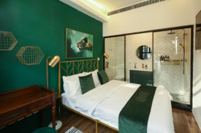 A cozy double double room in a courtyard in the alley of Good Night Bed and Breakfast in Gu Nai